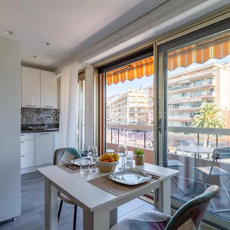 2 Pièces Climatisée Centre, Balcon Et Proche Gares Menton