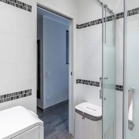 2 Pièces Climatisée Centre, Balcon Et Proche Gares *
